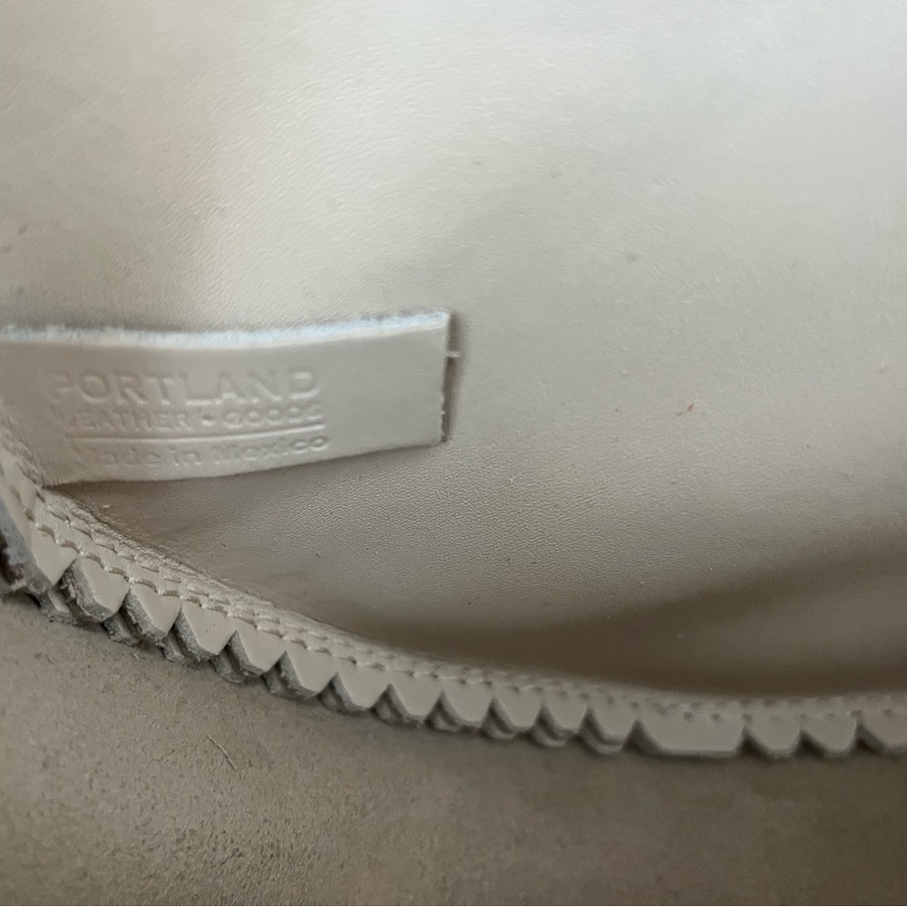 Portland Leather Circle Crossbody Large Bone - Picture 7 of 8